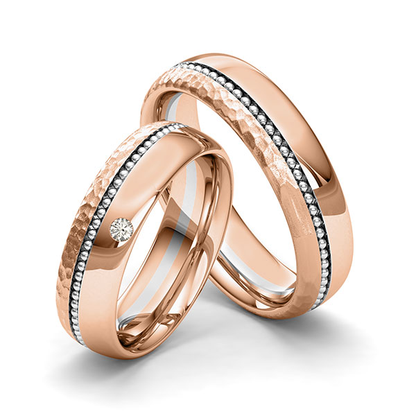 Set Bicolor trouwringen in roodgoud 18 kt. witgoud 18 kt. hamerslag, met in totaal 0,03 ct. Briljant tw/si van Merii - M-1244-9