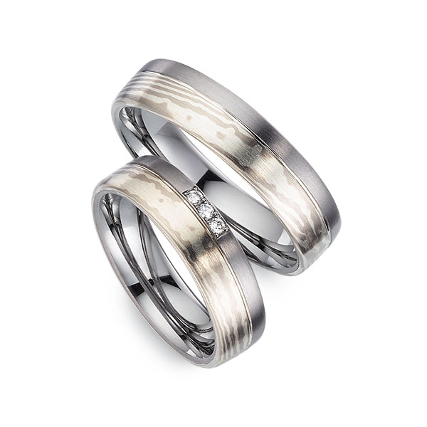 Set Bicolor trouwringen in Tantalum Mokume Gane silver 925 palladium 500 met in totaal 0,06 ct. Briljant tw/si 