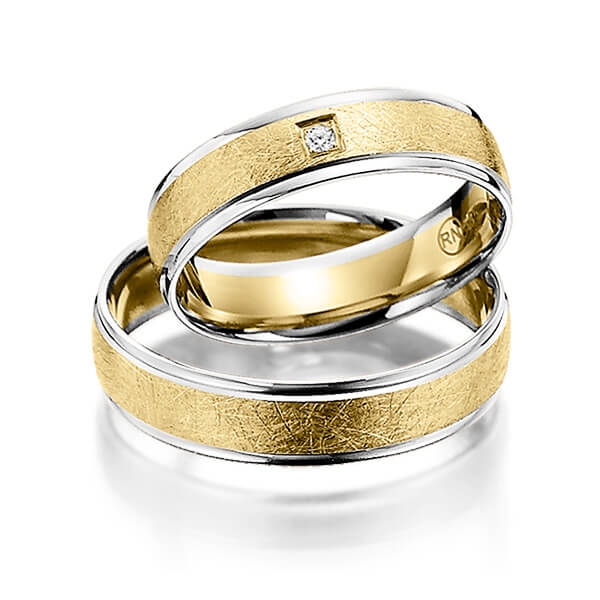 Set Bicolor trouwringen in wit 9 kt. goudhoudend metaal (37,5%) geel 9 kt. goudhoudend metaal (37,5%) met in totaal 0,02 ct. Briljant tw/si 