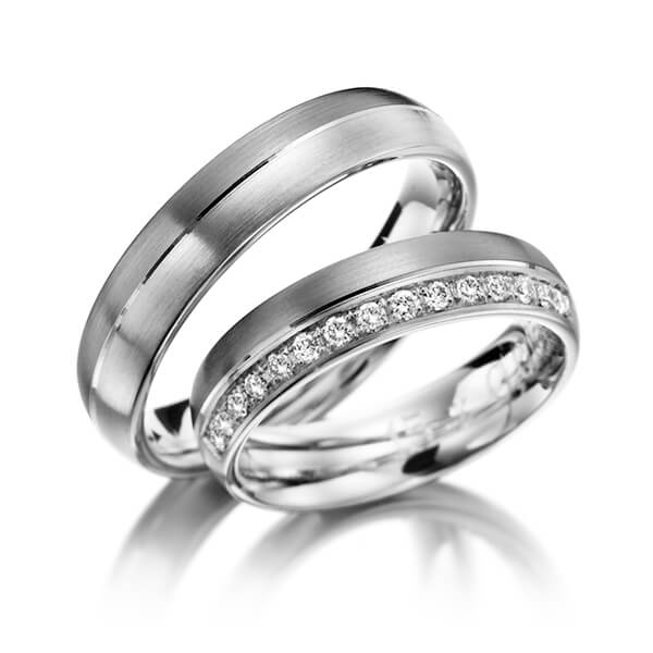 Set Bicolor trouwringen in witgoud 14 kt. dark grey gold 14 kt. met in totaal 0,225 ct. Briljant tw/si van Eternal Touch