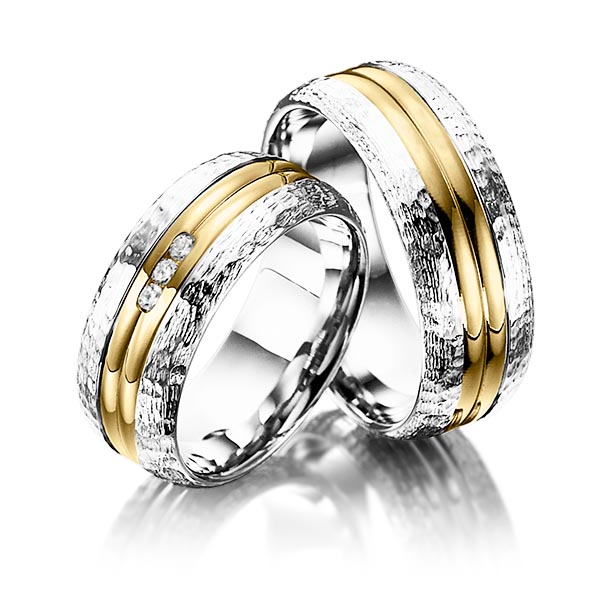 Set Bicolor trouwringen in witgoud 14 kt. geelgoud 14 kt. hamerslag, met in totaal 0,06 ct. Briljant tw/si van Merii