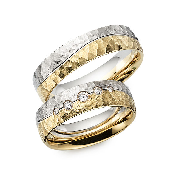 Set Bicolor trouwringen in witgoud 14 kt. geelgoud 14 kt. hamerslag met in totaal 0,13 ct. Briljant tw,vs van Eternal Touch