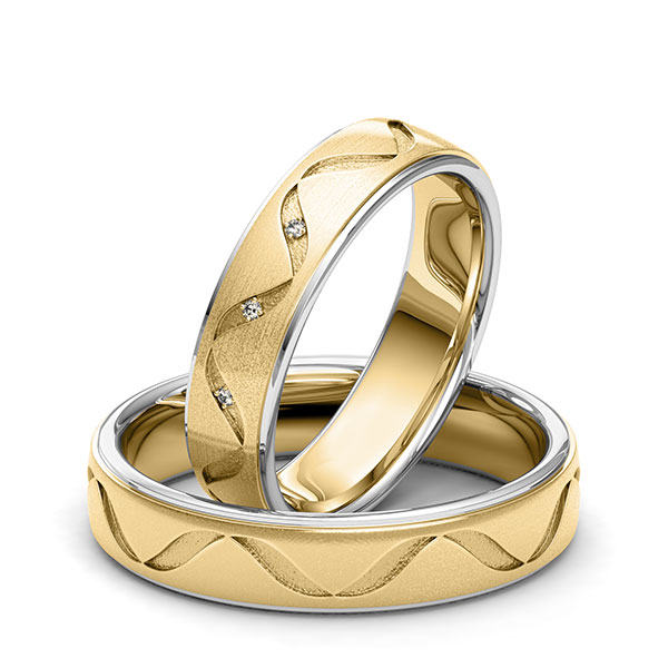 Set Bicolor trouwringen in witgoud 14 kt. geelgoud 14 kt. Laser Structuur met in totaal 0,015 ct. Briljant tw/si van Eternal Touch