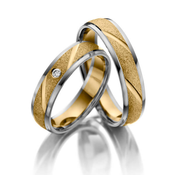 Set Bicolor trouwringen in witgoud 14 kt. geelgoud 14 kt. met in totaal 0,02 ct. Briljant tw/si 