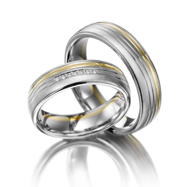 Set Bicolor trouwringen in witgoud 14 kt. groengoud 14 kt. met in totaal 0,035 ct. Briljant tw,vs van acredo