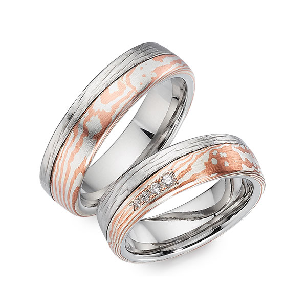 Set Bicolor trouwringen in witgoud 14 kt. Mokume Gane silver 925 copper met in totaal 0,053 ct. Briljant tw/si 