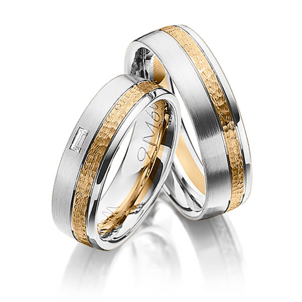 Set Bicolor trouwringen in witgoud 14 kt. roségoud 14 kt. , hamerslag met in totaal 0,05 ct. Baguette-Diamant tw,vs van Merii