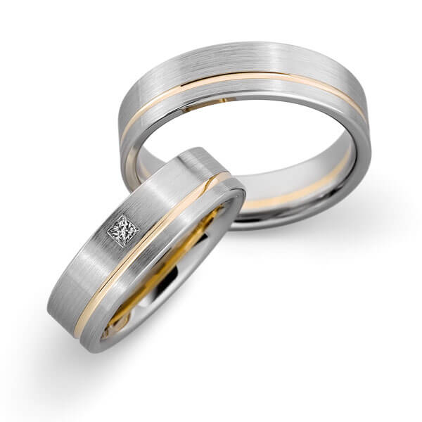 Set Bicolor trouwringen in witgoud 14 kt. roségoud 14 kt. met in totaal 0,05 ct. Princess-Diamant tw,vs van acredo