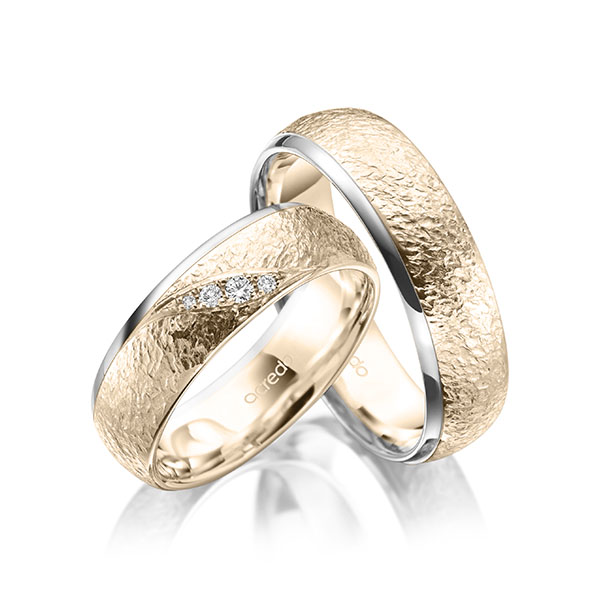 Set Bicolor trouwringen in witgoud 14 kt. Signature Goud 585 , crushed met in totaal 0,053 ct. Briljant tw/si van acredo