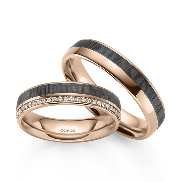 Set Carbon Memoire-trouwringen in roodgoud 14 kt. roodgoud 14 kt. met Carbon indentation half gezet met in totaal 0,135 ct. Briljant tw/si van acredo