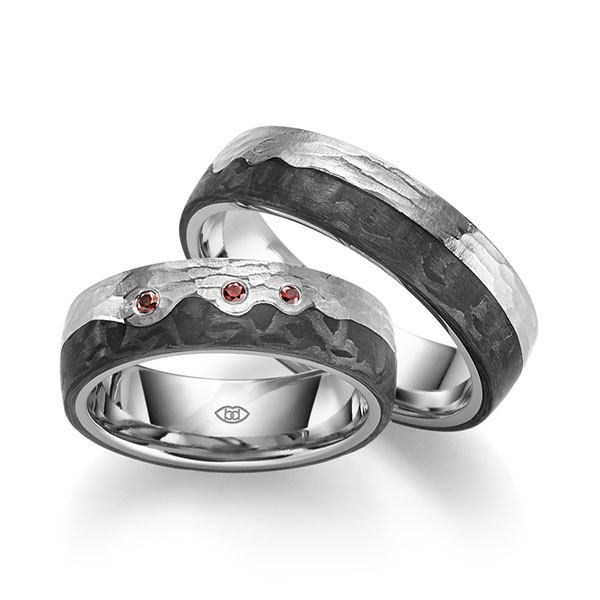 Set Carbon trouwringen in edelstaal met in totaal 0,045 ct. Briljant Red Cherry van Eternal Touch