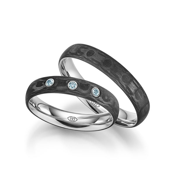 Set Carbon trouwringen in edelstaal met in totaal 0,06 ct. Briljant iceblue van Eternal Touch
