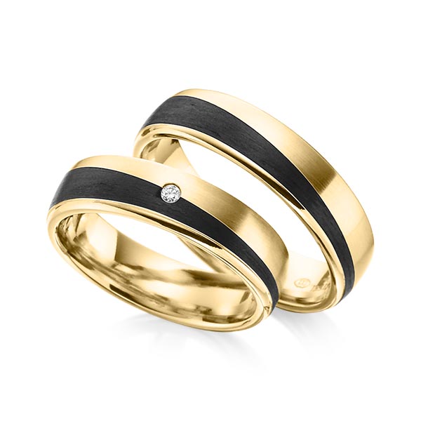 Set Carbon trouwringen in geelgoud 14 kt. geelgoud 14 kt. met Carbon indentation met in totaal 0,02 ct. Briljant tw/si van Eternal Touch