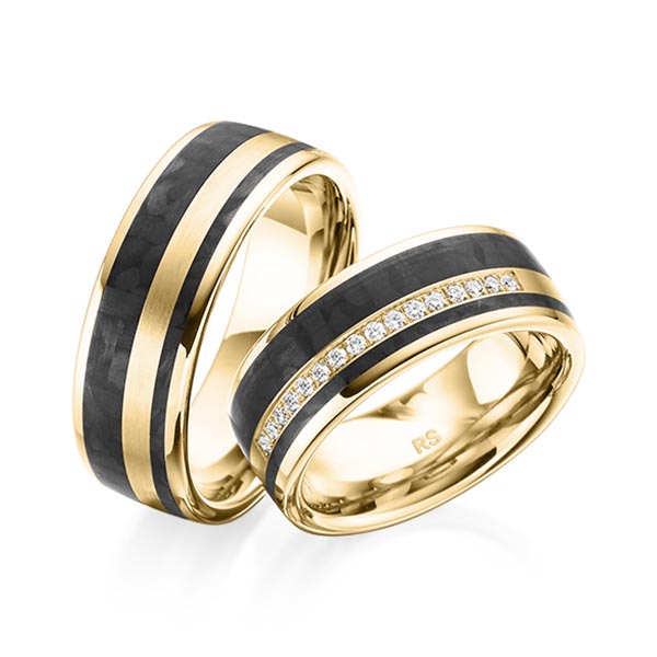 Set Carbon trouwringen in geelgoud 14 kt. geelgoud 14 kt. met Carbon indentation met in totaal 0,16 ct. Briljant tw/si van acredo
