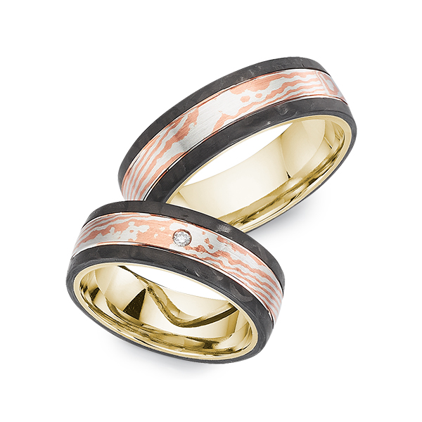 Set Carbon trouwringen in geelgoud 14 kt. Mokume Gane silver 925 copper geelgoud 14 kt. met Carbon indentation met in totaal 0,02 ct. Briljant tw/si 