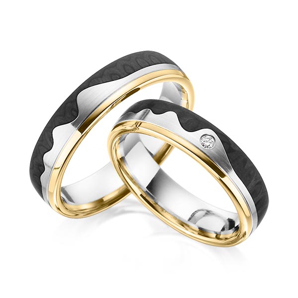 Set Carbon trouwringen in geelgoud 14 kt. witgoud 14 kt. met Carbon indentation met in totaal 0,02 ct. Briljant tw/si van Eternal Touch