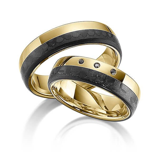 Set Carbon trouwringen in geelgoud 18 kt. geelgoud 18 kt. met Carbon indentation met in totaal 0,03 ct. Briljant Zwart van Eternal Touch - Y-1323-2 Set Carbon trouwringen in geelgoud 18 kt. geelgoud 18 kt. met Carbon indentation met in totaal 0,03 ct. Briljant Zwart van Eternal Touch - Y-1323-2