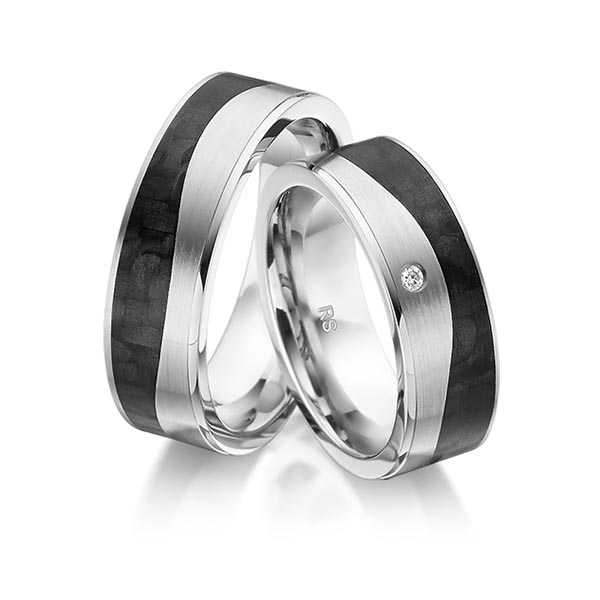 Set Carbon trouwringen in grijsgoud 14 kt. grijsgoud 14 kt. met Carbon indentation met in totaal 0,02 ct. Briljant tw/si van acredo