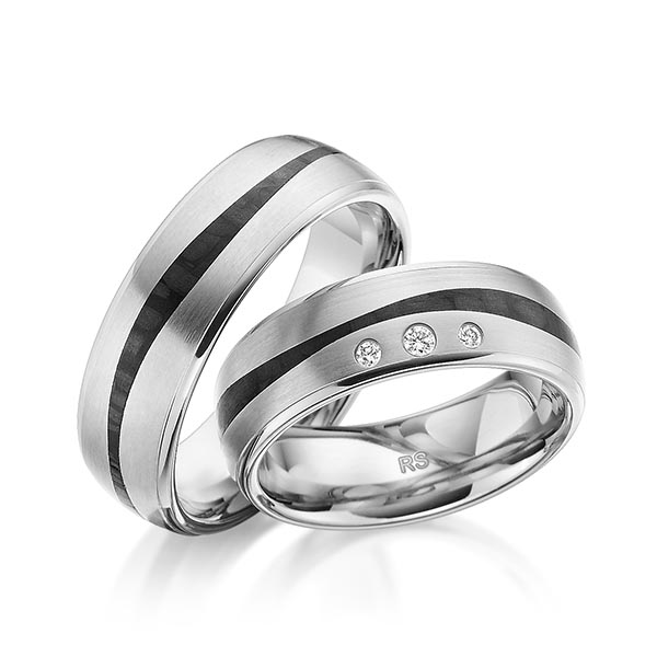 Set Carbon trouwringen in grijsgoud 14 kt. grijsgoud 14 kt. met Carbon indentation met in totaal 0,06 ct. Briljant tw/si van acredo