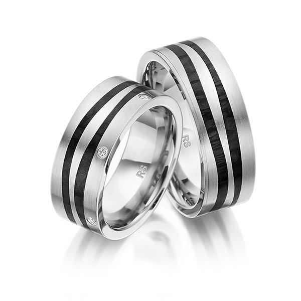 Set Carbon trouwringen in grijsgoud 14 kt. grijsgoud 14 kt. met Carbon indentation met in totaal 0,09 ct. Briljant tw/si van acredo