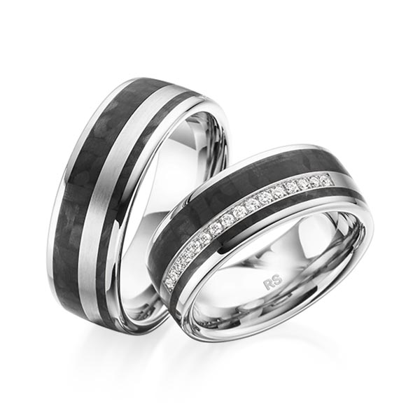 Set Carbon trouwringen in grijsgoud 14 kt. grijsgoud 14 kt. met Carbon indentation met in totaal 0,16 ct. Briljant tw/si van acredo