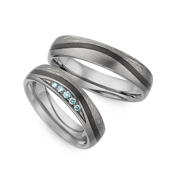 Set Carbon trouwringen in grijsgoud 14 kt. met in totaal 0,07 ct. Briljant iceblue van Merii