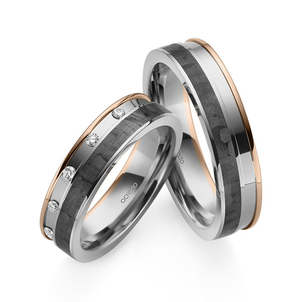 Set Carbon trouwringen in roodgoud 14 kt. grijsgoud 14 kt. grijsgoud 14 kt. met Carbon indentation met in totaal 0,1 ct. Briljant tw/si van acredo