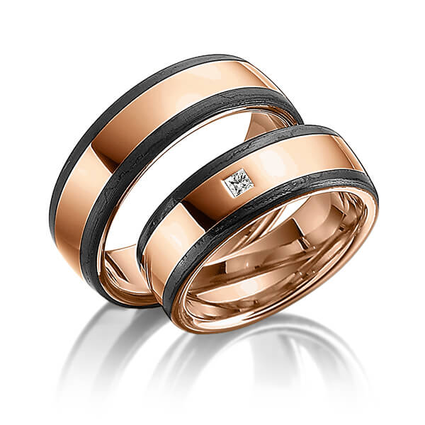 Set Carbon trouwringen in roodgoud 14 kt. met Carbon indentation met in totaal 0,05 ct. Princess-Diamant tw/si van Eternal Touch