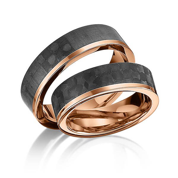 Set Carbon trouwringen in roodgoud 14 kt. met Carbon indentation van Eternal Touch