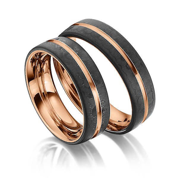 Set Carbon trouwringen in roodgoud 14 kt. met Carbon indentation van Eternal Touch - Y-1332-4 Set Carbon trouwringen in roodgoud 14 kt. met Carbon indentation van Eternal Touch - Y-1332-4