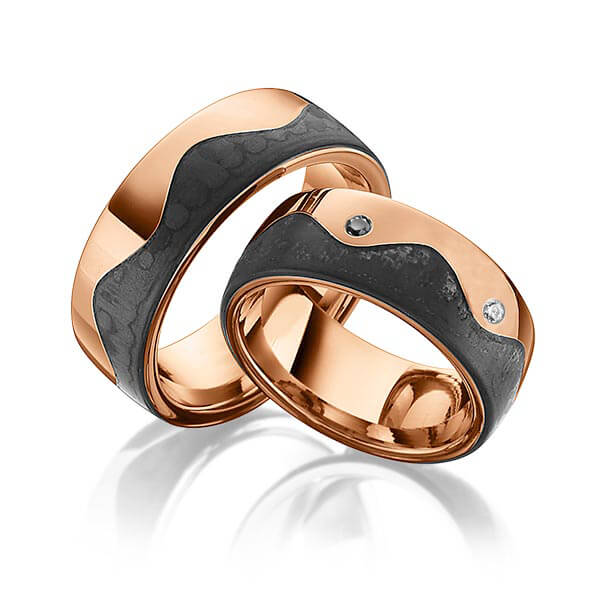 Set Carbon trouwringen in roodgoud 14 kt. roodgoud 14 kt. met Carbon indentation met in totaal 0,04 ct. Briljant Zwart tw/si van Eternal Touch
