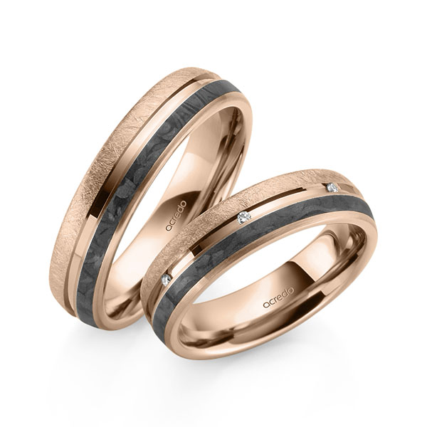 Set Carbon trouwringen in roodgoud 14 kt. roodgoud 14 kt. met Carbon indentation met in totaal 0,056 ct. Briljant tw/si van acredo