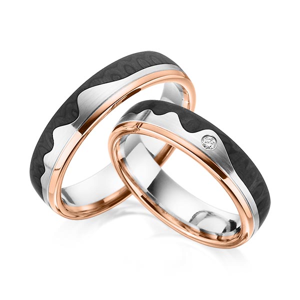 Set Carbon trouwringen in roodgoud 14 kt. witgoud 14 kt. met Carbon indentation met in totaal 0,02 ct. Briljant tw/si van Eternal Touch