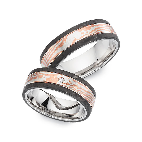 Set Carbon trouwringen in witgoud 14 kt. Mokume Gane silver 925 copper witgoud 14 kt. met Carbon indentation met in totaal 0,02 ct. Briljant tw/si 