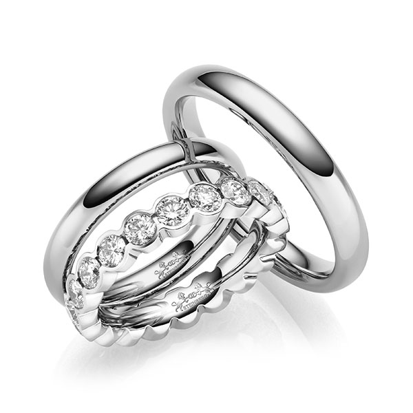 Set in 600 Platinahoudend metaal (60%) met in totaal 2 ct. Briljant tw/si van Steinberg