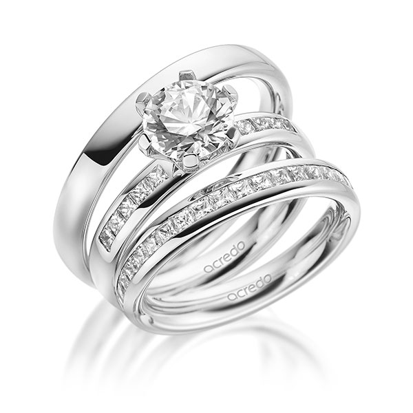 Set in buiten witgoud 14 kt. , binnen witgoud 14 kt. half gezet met 1,5 ct. + in totaal 0,84 ct. Princess-Diamant & Briljant tw/si tw,vs van acredo