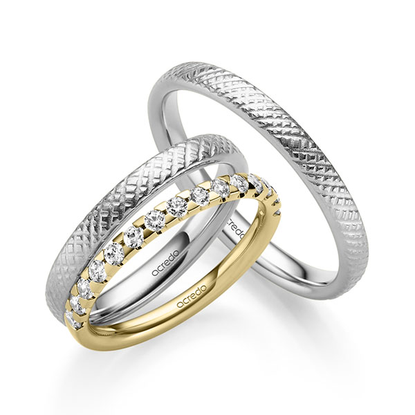 Set in geelgoud 14 kt. half gezet met in totaal 0,45 ct. Briljant tw/si van acredo