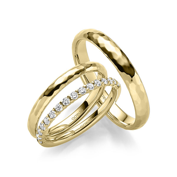 Set in geelgoud 14 kt. hamerslag met in totaal 0,32 ct. Briljant tw/si van acredo