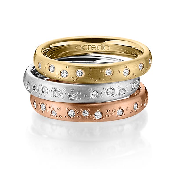 Set in geelgoud 18 kt. met in totaal 0,663 ct. Briljant tw/si van acredo