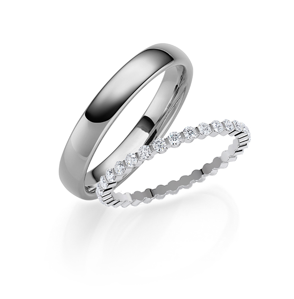 Set in grijsgoud 14 kt. volledig gezet met in totaal 0,68 ct. Briljant tw/si van Steinberg