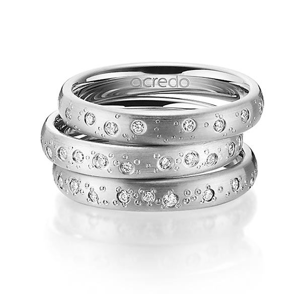 Set in grijsgoud 18 kt. met in totaal 0,663 ct. Briljant tw/si van acredo