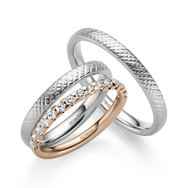 Set in roodgoud 14 kt. half gezet met in totaal 0,45 ct. Briljant tw/si van acredo