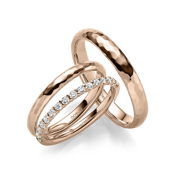 Set in roodgoud 14 kt. hamerslag met in totaal 0,32 ct. Briljant tw/si van acredo