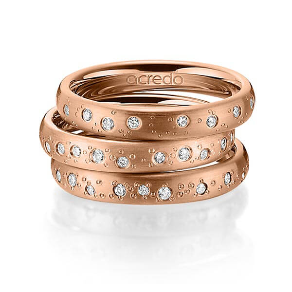 Set in roodgoud 14 kt. met in totaal 0,663 ct. Briljant tw/si van acredo