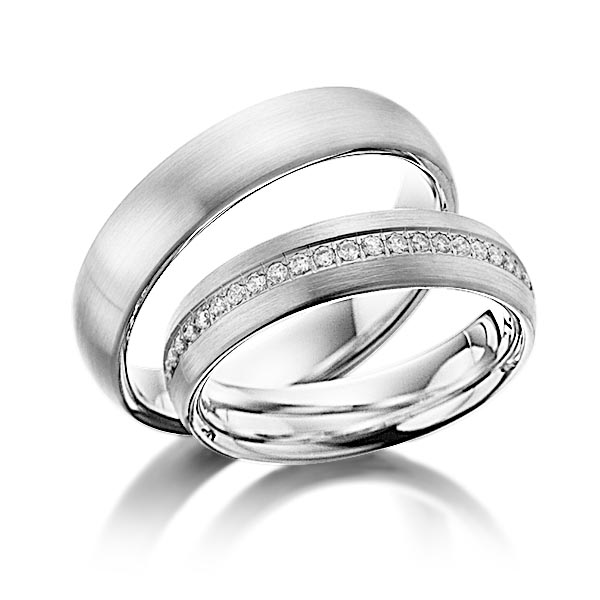 Set klassieke Memoire-trouwringen in buiten dark grey gold 14 kt. , binnen dark grey gold 14 kt. half gezet met in totaal 0,22 ct. Briljant tw/si van Steinberg