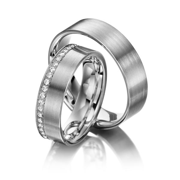 Set klassieke Memoire-trouwringen in buiten dark grey gold 14 kt. , binnen dark grey gold 14 kt. half gezet met in totaal 0,22 ct. Briljant tw/si van Steinberg