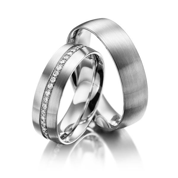 Set klassieke Memoire-trouwringen in buiten dark grey gold 14 kt. , binnen dark grey gold 14 kt. half gezet met in totaal 0,23 ct. Briljant tw/si van Steinberg