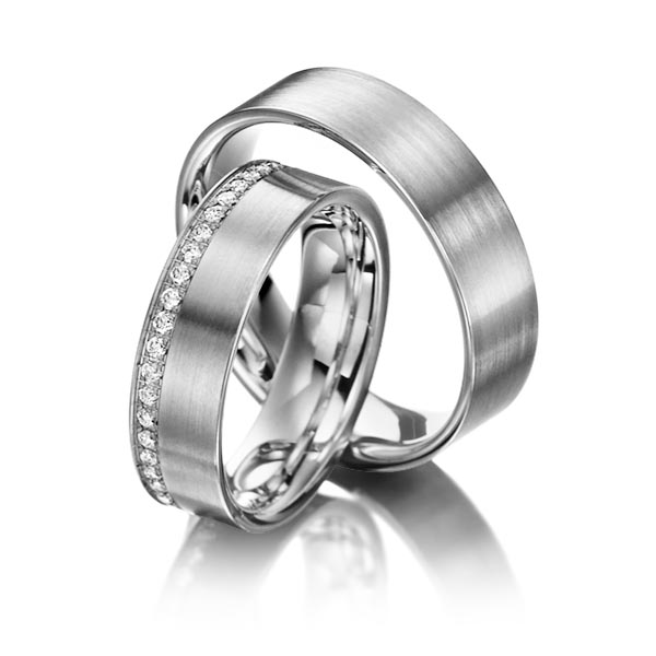 Set klassieke Memoire-trouwringen in buiten grijsgoud 14 kt. , binnen grijsgoud 14 kt. half gezet met in totaal 0,22 ct. Briljant tw/si van Steinberg
