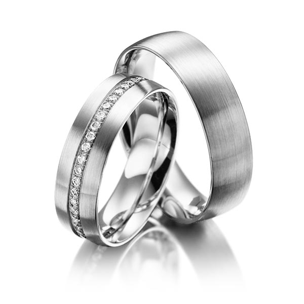 Set klassieke Memoire-trouwringen in buiten grijsgoud 14 kt. , binnen grijsgoud 14 kt. half gezet met in totaal 0,23 ct. Briljant tw/si van Steinberg