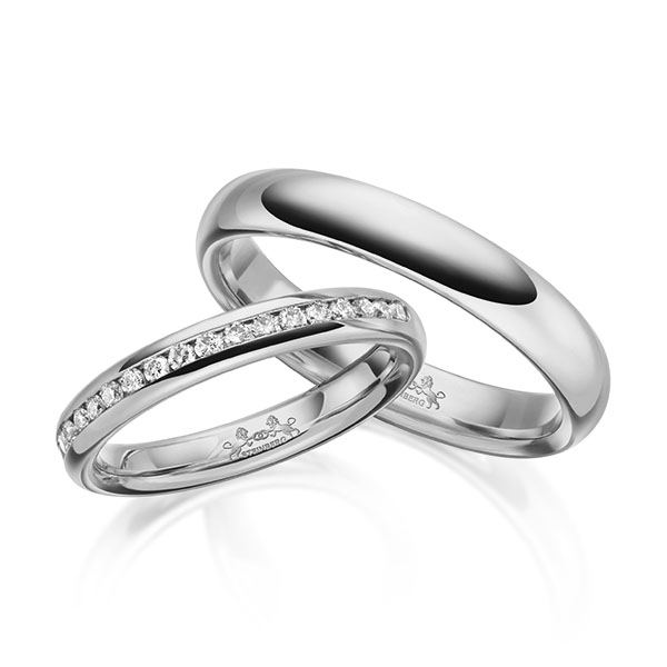 Set klassieke Memoire-trouwringen in buiten grijsgoud 14 kt. , binnen grijsgoud 14 kt. half gezet met in totaal 0,3 ct. Briljant tw/si van Steinberg